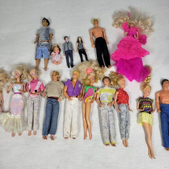 Vintage Barbie Dolls & More Toys Retro Brunette White Caucasian Doll Toy Clothes - Picture 3 of 12